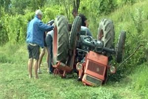 Tractorist strivit de utilaj la Arefu