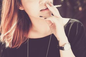 Zeci de elevi prinşi fumând în şcoli, amendaţi de poliţişti