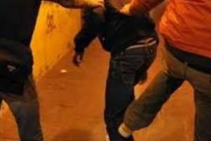 Tâlhărit de două ori, în aceeaşi seară: Un minor şi doi bărbaţi l-au jefuit şi agresat pe un bărbat din Cugir, profitând de starea de ebrietate în care se afla