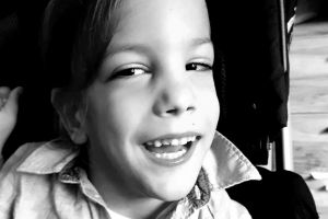 Copil de 6 ani, salvat datorită donaţiilor sătmărenilor. Micuţul va pleca la tratament în SUA