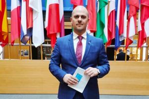 Guvernarea PNL riscă să dinamiteze România. Cine va câştiga?