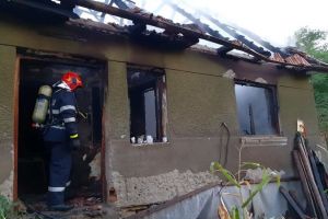 UPDATE. INCENDIU la o casă de locuit în Poşaga de Sus. Cauza probabilă, un coş de fum necurăţat corespunzător