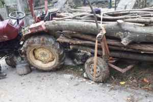 Doi tractorişti, la un pas să-şi piardă viaţa!