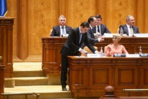 Lista „trădătorilor” şi „traseiştilor” care i-au instalat lui Iohannis Guvernul lui