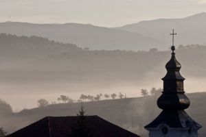 Voluntari în „Țara de Dincolo de Scări”! O puteţi ajuta pe tanti Maria să se pregătească de iarnă