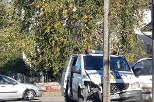 FOTO Accident! O maşină de poliţie a intrat într-un stâlp