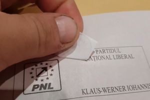 Autocolantul „votat” primit la votul prin corespondenţă se dezlipeşte. Un român din Marea Britanie a făcut  testul (VIDEO)