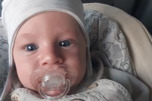 O familie din Oradea cere ajutor: Bebeluşul Noel are o boală gravă a muşchilor şi orice sumă contează