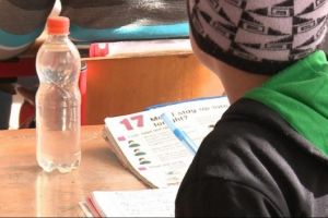 Farsă terminată la spital pentru un elev de 13 ani! Ce i-au făcut două colege