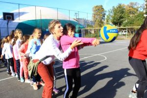 ​Elevii Școlii Gimnaziale Nr. 3 Ciprian Porumbescu din Constanta, initiati in tainele jocului de volei (galerie foto) 