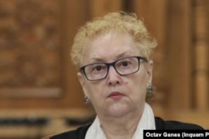 Avocatul Poporului a atacat la CCR compunerea completelor de trei. 