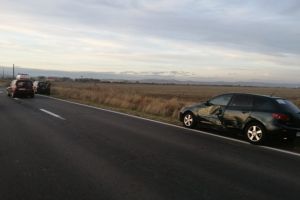 Accident cu 3 masini la Albesti, pe DN1D. Unul dintre autoturisme s-a rasturnat