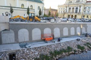Promenada de lângă Primăria Oradea ar putea fi gata mai devreme. Nu va mai avea copacii înalţi cu care s-au fălit edilii (FOTO)