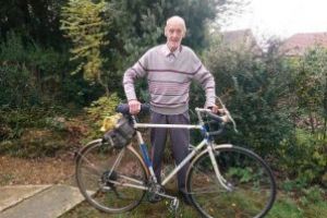 Britanicul Russ Mantle va atinge, joi, bariera de un milion de mile pe bicicleta la varsta de 82 ani