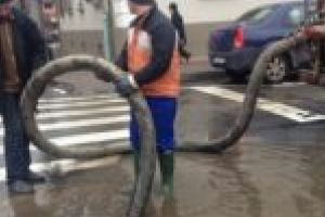 Curăţenie în subteran! Meridian 22 decolmatează canalizarea pluvială a Lugojului