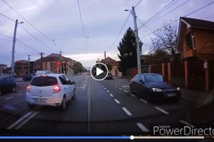 VIDEO/ Fotoreporter arădean, ŞICANAT în trafic de un şofer care A TRECUT pe ROŞU şi a DEPĂŞIT pe LINIA CONTINUĂ