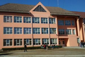 Un elev al Colegiului Naţional ”Mihai Eminescu” din Topliţa acuză că a fost agresat fizic şi verbal de profesorul de matematică, director al instituţiei de învăţământ