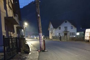 De ce au rămas stâlpi în DN 17 D la intrarea în Sângeorz-Băi dinspre Maieru