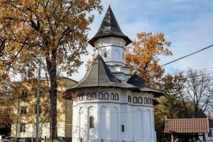 Hram la Biserica din curtea Spitalului de Copii din Botoşani, de Sfântul Ierarh Nectarie. Racla cu sfintele moaşte va fi scoasă din Biserică spre închinare