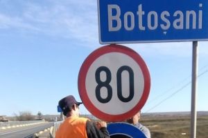 Un nou tip de indicator rutier montat pe drumurile naţionale din Botoşani