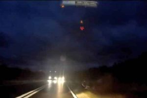 VIDEO: Șofer teribilist, la un pas să provoace o tragedie. Depăşire criminală filmată cu o cameră de bord