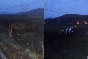 FOTO. Microbuz plin de călători răsturnat în câmp, după ce şoferul nu a adaptat viteza la drumul ud. 8 oameni au fost răniţi