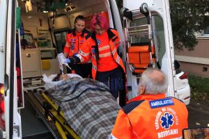 Femeia care şi-a ucis băiatul de 17 ani, luată de la Psihiatrie şi dusă la Urgenţe