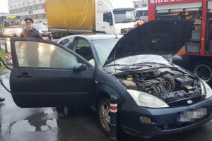 FOTO. O maşină a luat foc în mers, în municipiul Satu Mare