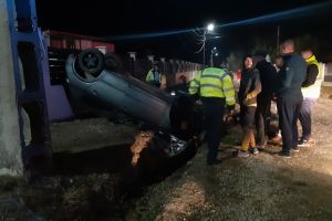 Maşină răsturnată într-un şanţ, la Olteni/ Șoferul a părăsit locul accidentului