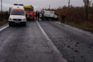 Impact pe DN 6! Un TIR încărcat cu saci de adeziv s-a lovit de un microbuz care transporta animale