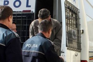 Un bărbat drogat a ameninţat un tânăr, după care a urcat la volan fără permis. Botoşăneanul, reţinut în trafic. Ce au descoperit oamenii legii în maşină!