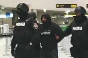 FOTO Individ periculos, acolit al unui interlop din Botoşani, adus sub pază extremă pe aeroport