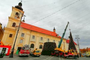 VIDEO FOTO Atmosfera de Crăciun cuprinde Sibiul – Cum arată bradul din Piaţa Mare