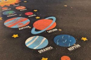 FOTO: Surprize colorate pentru preşcolari şi elevi de la trei unităţi de învăţământ din Târgu-Mureş