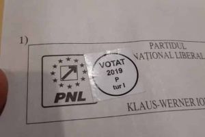 VIDEO: Fraudă electorală sau neglijenţa autorităţilor? Un român din Londra arată cum autocolantul „Votat” utilizat pentru votul prin corespondenţă se poate dezlipi şi lipi din nou, pentru un alt candidat
