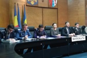 Prefectul judeţului Botoşani i-a cerut numărul de telefon ministrului MAI, în prima videoconferinţă. Ministru: La ora 17.01 să îmi daţi mesaj sau să mă sunaţi