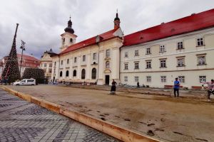 FOTO Sibieni, pregătiţi patinele – A început montarea patinoarului din Piaţa Mare