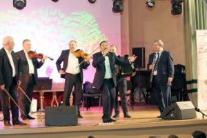 Alegeri prezidenţiale pe muzică lăutărească la Piteşti