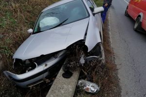FOTO Un şofer a intrat cu maşina într-un cap de pod între Roşia si Cornăţel