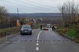 FOTO Accident la Botoşani! Un mopedist a fost izbit de o maşină