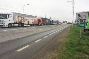 Cozi de 8 kilometri! Timpii de aşteptare pentru camioane în vama Borş depăşesc patru ore