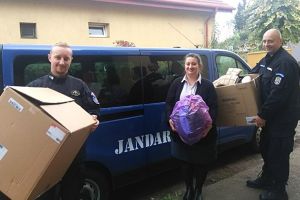 DONAȚIE. Jandarmii sătmăreni au strâns pachete cu haine groase pentru săraci