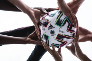 Uniforia va fi lovită şi în România