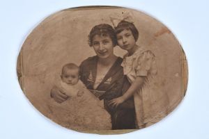 Expoziţie cu parfum de epocă la Timişoara: Cartierul Iosefin şi Valeria dr. Pintea