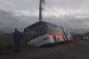 FOTO. Accident în judeţ. Un autocar s-a răsturnat, încercând să evite o groapă