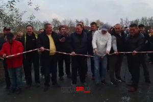 VIDEO. Protestatarii din Amaţi au ,,inaugurat” drumul plin de gropi. Oamenii au tăiat panglica