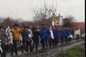 VIDEO! Adolescentul de 17 ani, ucis de propria mamă, a fost condus pe ultimul drum. Sute de oameni l-au plâns