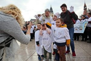 Marşul mănuşilor albe: Surzii din Oradea, părinţi şi copii, i-au salutat pe concitandii lor într-un marş de sensibilizare a comunităţii (FOTO / VIDEO)