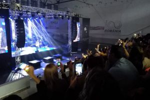 FOTO & VIDEO „Nebunie” la Sala Polivalentă cu Ștefan Bănică. Oamenii s-au ridicat în picioare, au dansat şi au cântat alături de el