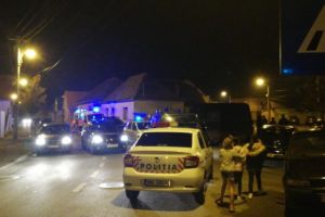 UPDATE FOTO: Intervenţie masivă a jandarmilor şi Poliţiei în Guşteriţa după un apel la 112
